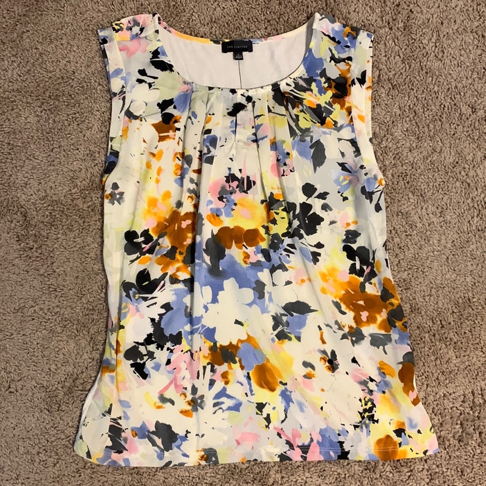 BNWT THE LIMITED Gorgeous tank w/floral front detail. size M